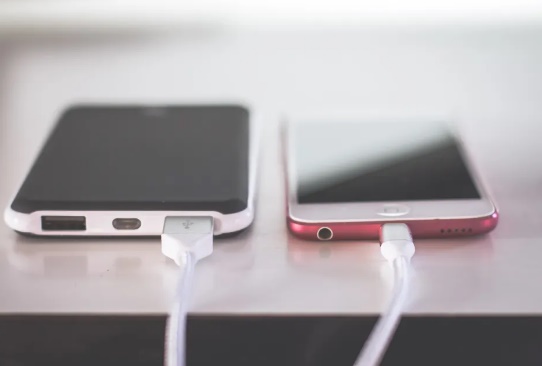 
iPhones terão mesma entrada de celulares Android, diz vice-presidente da Apple
