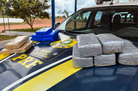 PRF apreende 8 kg de cocaína e 5 kg maconha durante fiscalização 