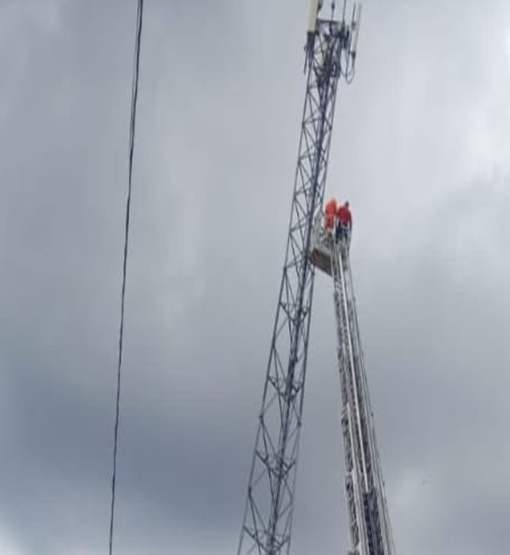 Homem desiste de se jogar de torre após ação da PM e Corpo de Bombeiros  