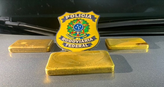 Três barras de ouro são encontradas dentro de veículo 
