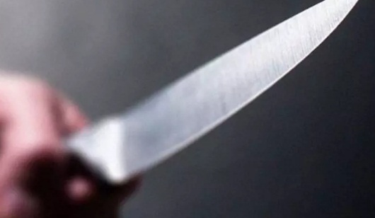 Homem esfaqueado em bar diz que caiu em cima de faca por acidente 