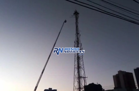Homem sobe em torre de telefonia para não ser preso pela polícia 