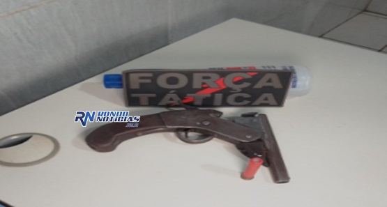 Vítima de roubo reage e acerta pedra na cabeça de criminoso que acaba preso