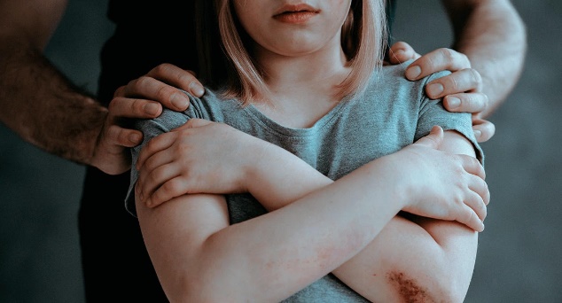 Criança relata em escola que foi estuprada pelo padrasto e PM é acionada 