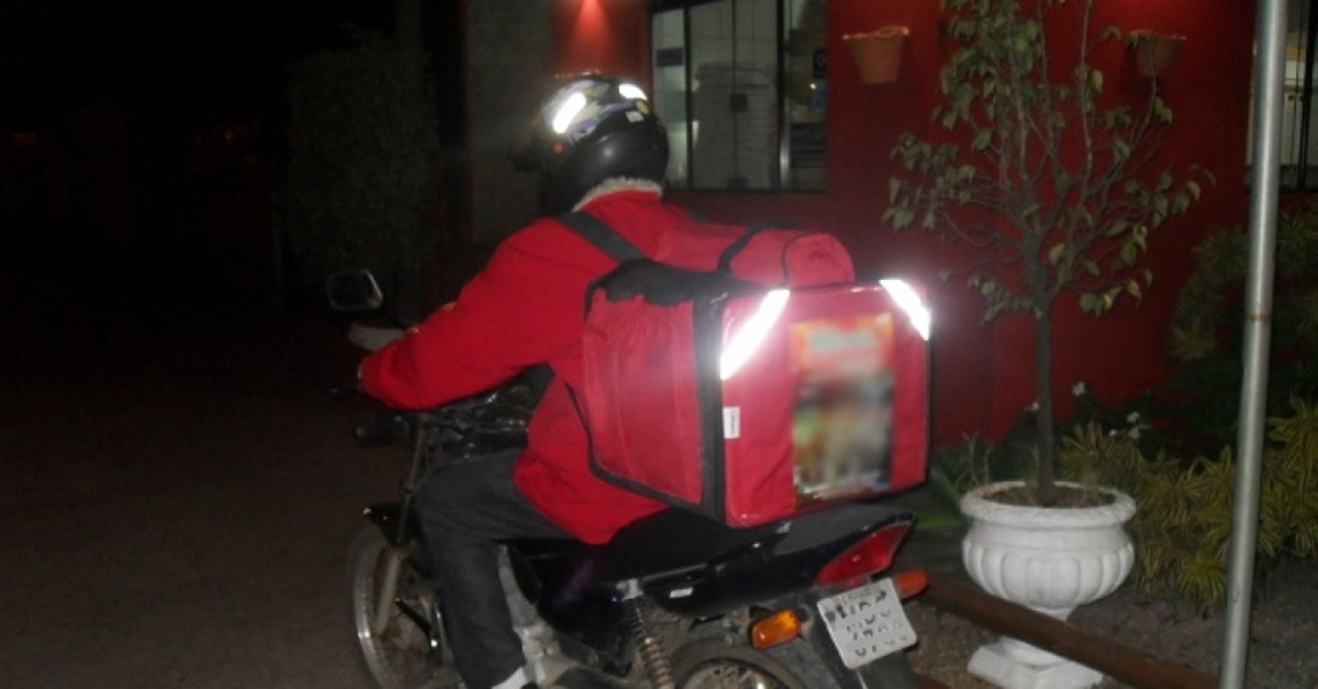 Motoboy é roubado por criminosos enquanto fazia entrega 