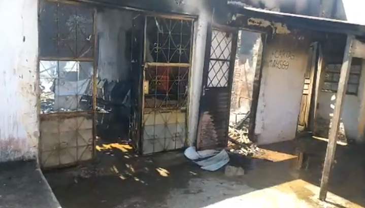 Residência fica destruída após incêndio na Zona sul 