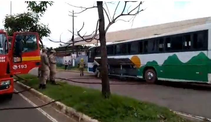 Ônibus transportando crianças pega fogo em Porto Velho