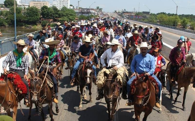 Tradicional cavalgada abre 41ª Exposição Agropecuária na cidade de Ji-Paraná