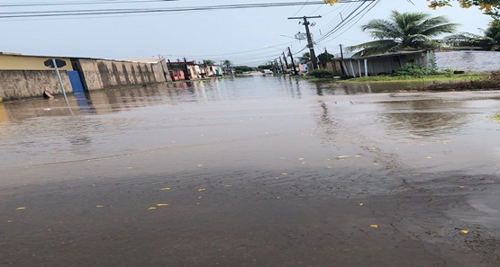 Chuva forte alaga ruas e deixa pessoas ilhadas em Porto Velho 