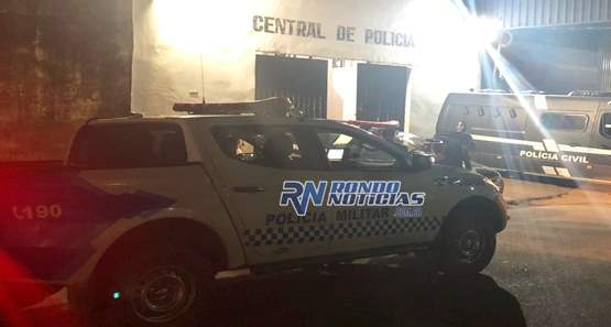 Policial prende mulher que usava droga na frente dos filhos e leva mordida
