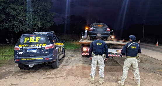 Polícia encontra carro roubado dentro de um caminhão de mudança 