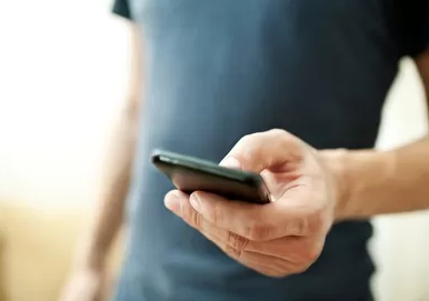 Ex-marido lê mensagens no celular e espanca mulher dentro de casa