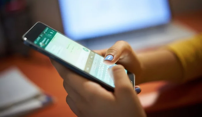 Esposa descobre traição no celular do marido e é surrada por ele