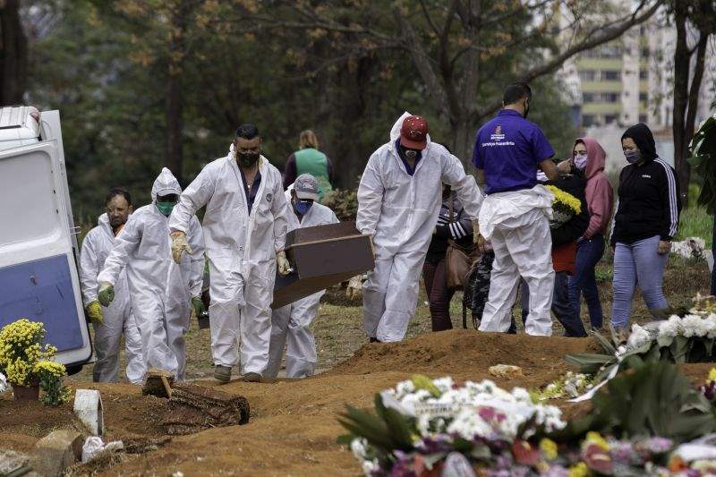 Brasil deve ter alcançar 5 mil mortes por dia em abril, afirma Butantan