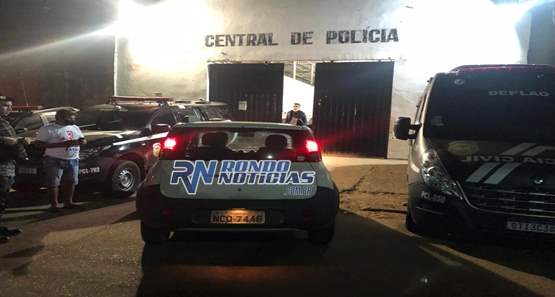 Dupla é presa no momento em que abandonava veículo roubado 