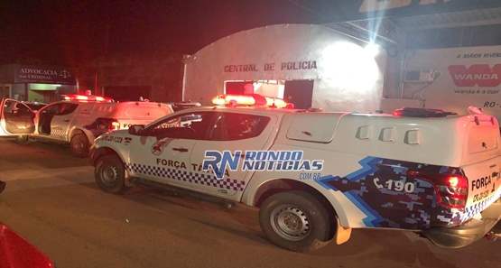 Mulher é presa após tentar matar companheira com várias facadas 
