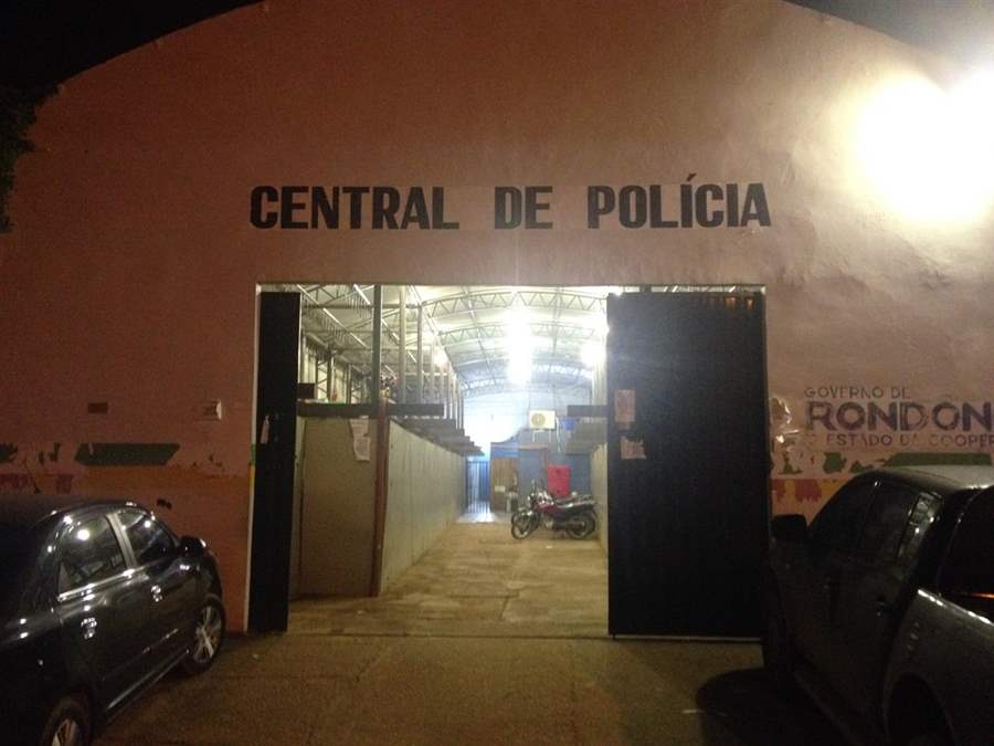 Furioso homem tenta matar filha menor e quebra dedo de policial
