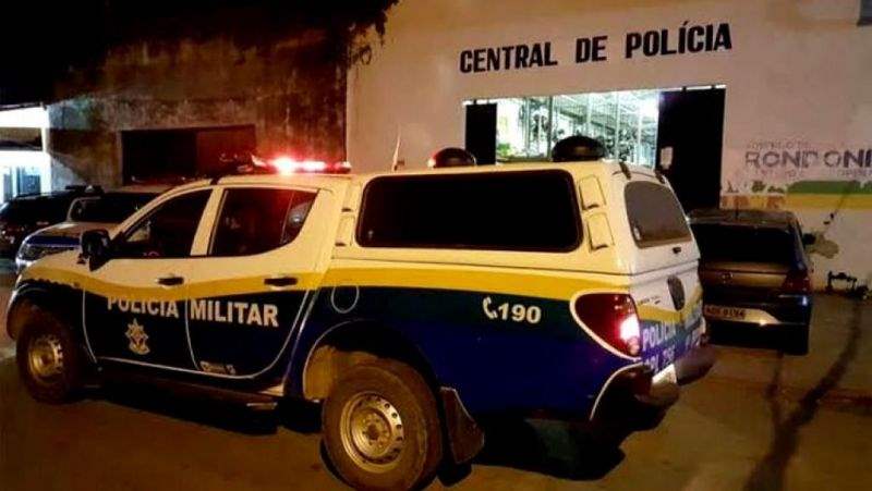 Esposa descobre traição por celular, agride marido e é surrada por ele