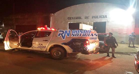 Após roubar celular de motorista, travesti é preso armado com faca 