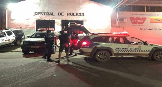 Bando tenta matar morador na garagem de casa, mas é preso 
