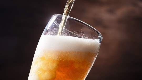 
Beber acelera envelhecimento do cérebro, mostra novo estudo “Nature Communications”