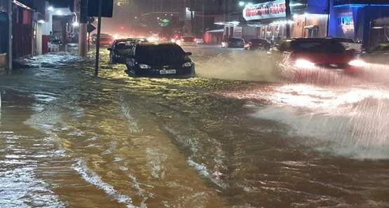 Forte temporal desaba em Porto Velho deixa ruas alagadas e trânsito caótico