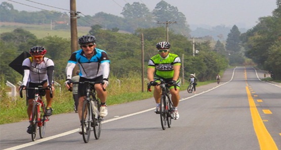 Grupos de ciclistas e motociclistas  podem ser restringidos a circular 