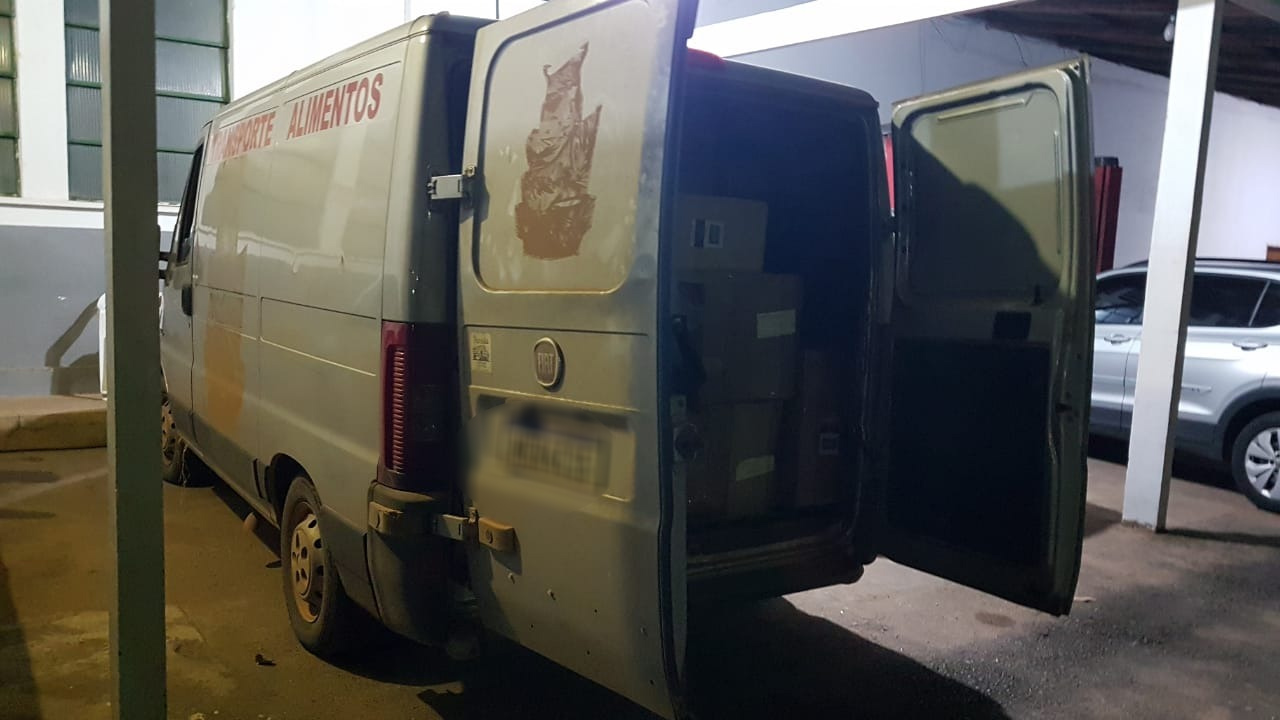 Denarc prende casal transportando 40 mil maços de cigarros contrabandeados
