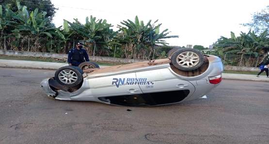 Motorista capota carro com criança de dois anos no banco da frente 