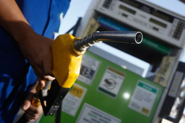 Gasolina é vendida acima de R$ 8 pela primeira vez no país, relata Agência Nacional do Petróleo