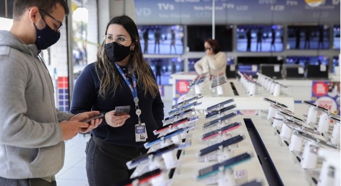 Comércio perde mais de 400 mil empregos no primeiro ano da pandemia
