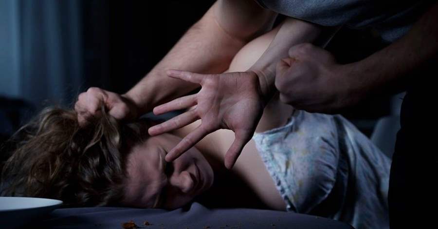 Mulher abre a porta de casa de madrugada é rendida e estuprada