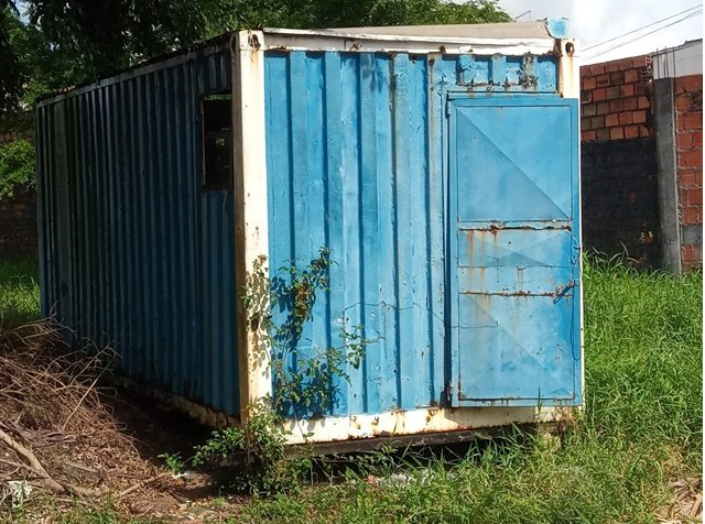 Bando de 10 pessoas espanca jovem que dormia em container