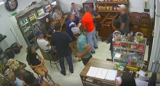 Jovem vai pedir exame de DNA do namorado em conveniência e é surrada