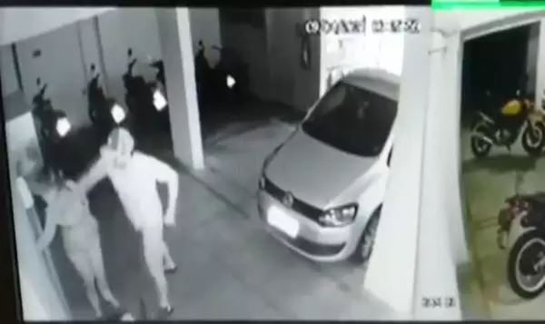 Vídeo mostra homem dando soco em vizinha antes de matá-la