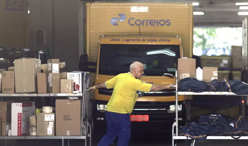 Câmara aprova urgência e governo avança na privatização dos Correios