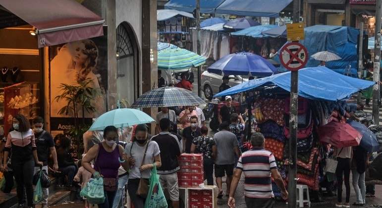 Brasil registra 44 mortes por Covid e 24.382 novos casos em 24 horas
