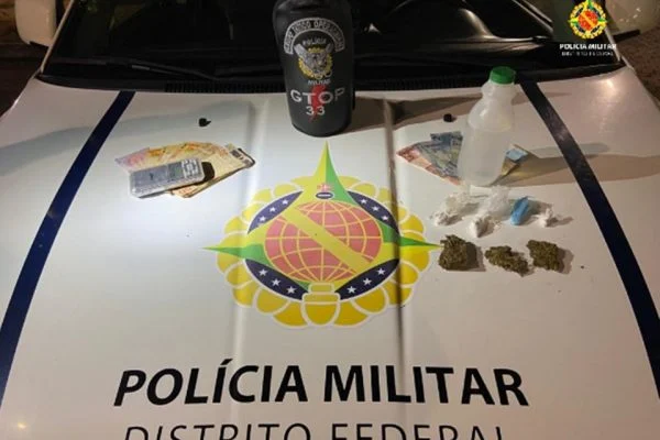 Homem e adolescente são detidos com “cardápio” de diversas drogas em ônibus