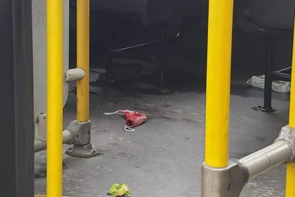 Homem surta, mata mulher a facadas e fere passageiros dentro de ônibus coletivo
