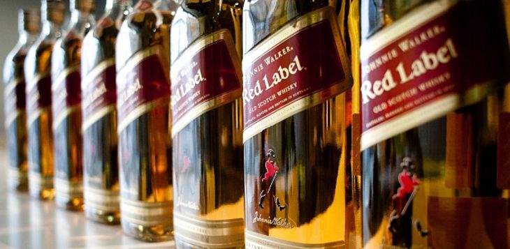 Homem é preso após ser flagrado por seguranças furtando whisky de supermercado
