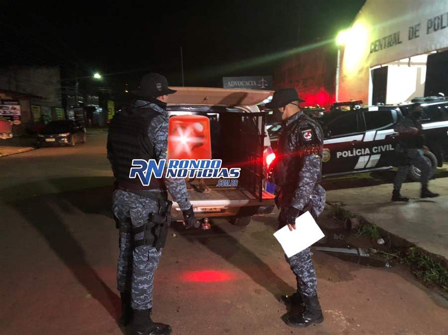 Homem é preso após ameaçar esfaquear esposa em apartamento 