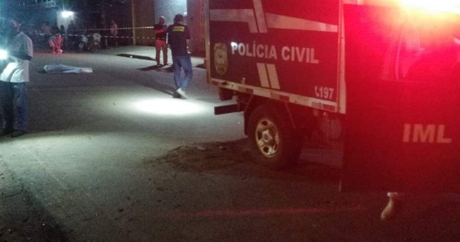 Jovem de 27 anos  é morto a tiros enquanto bebia em bar da zona leste