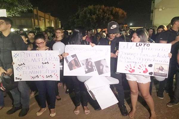 Manifestos cobram respostas da Justiça e homenageiam professora 
