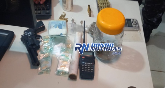 Traficante é preso com droga, arma falsa e munições na zona leste