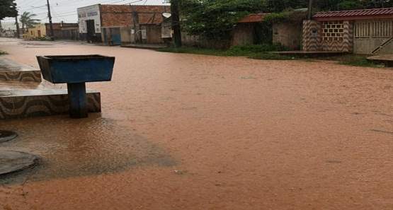 Em pouco tempo de chuva, ruas ficam alagadas na capital; veja fotos e vídeos