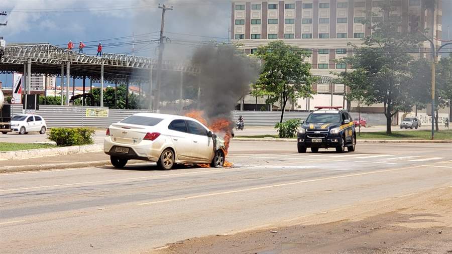 Carro pega fogo após troca de bateria na Avenida Jorge  Teixeira 