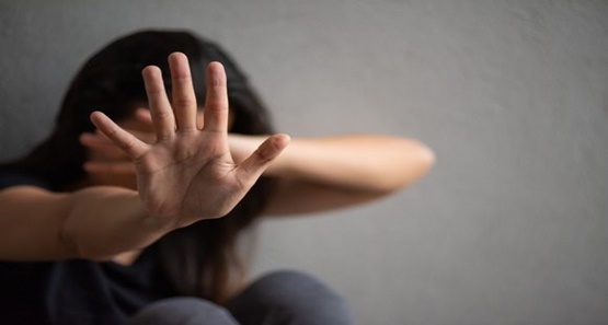 Jovem é espancada duramente pela ex-esposa de seu namorado na capital