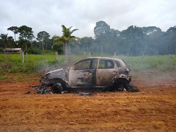 Ladrões trocam tiros com policiais após roubo de carro e perseguição