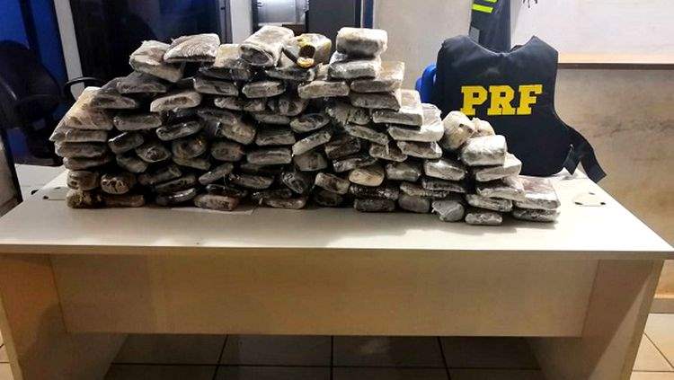 PRF prende caminhoneiro com quase 50 quilos de droga