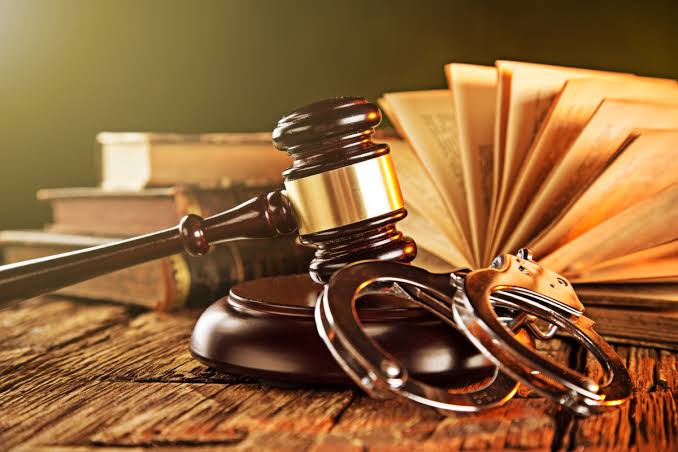 Homem é condenado a 17 anos de prisão por matar grávida com martelo
